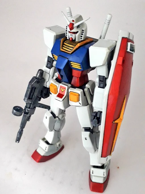HGUCガンダム完成しました!白いパーツは成型色のまま、影はガルグレーで塗ってます。赤黄青はそれぞれ何色かを重ね陰影をつけ墨入れしました。以前作ったイラスト風EGガンダムと比べるとスッキリした仕上がりですがキットの出来が良いので格好よく仕上がりました!水性ホビーカラー筆塗りです。 