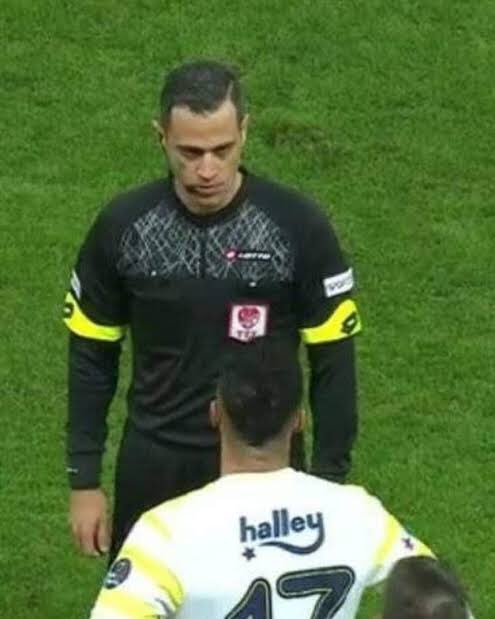 Fenerbahçe - Galatasaray maçının VAR hakemi oyuncularımıza düşmanca bakan Alper Ulusoy oldu!