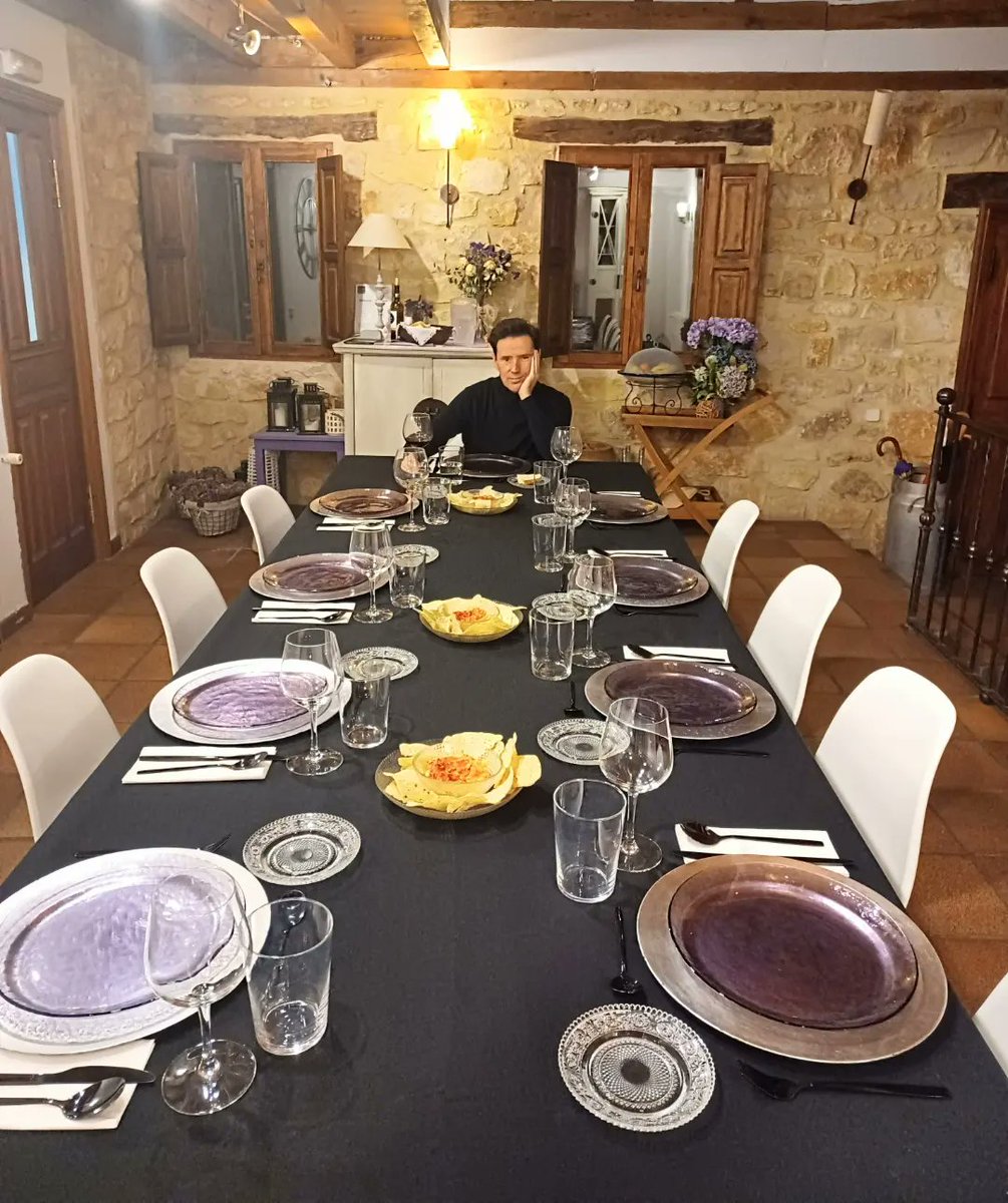 LaCasonaCastiln's tweet photo. Te vienes el próximo finde a disfrutar del campo y la tranquilidad?

Ya hay 2 hab. ocupadas. Solo queda libre la pequeña y las 2 grandes. Anímate. 

Fotos de la mesa de esta noche. Menu: potaje canario, roast beef y bombón gigante. 

Reservas:
607 979 927
https://t.co/MY1h78xqKV https://t.co/R6p7vK7ORI