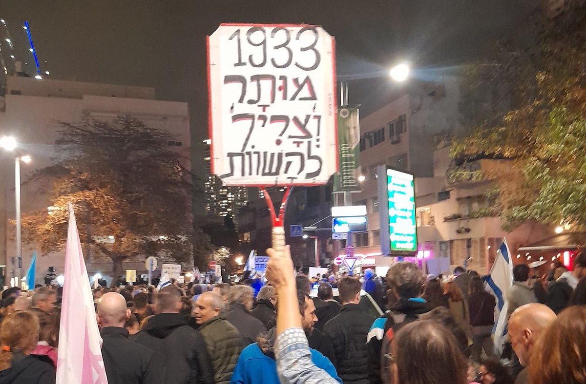 netanyahu's tweet photo. ראיתי את התמונות הקשות אמש בהפגנת השמאל שהשוו את שר המשפטים למנהיגי הנאצים.

את דגלי אש״ף בהפגנה. 

את השלטים שקראו ״לשחרר את פלסטין מהשלטון הקולוניאליסטי הציוני״.   

זוהי הסתה פרועה שעברה ללא גינוי מצד האופוזיציה או ערוצי התקשורת המרכזיים.

אני דורש מכולם לעצור זאת מיד. https://t.co/YS4pVR4DHt