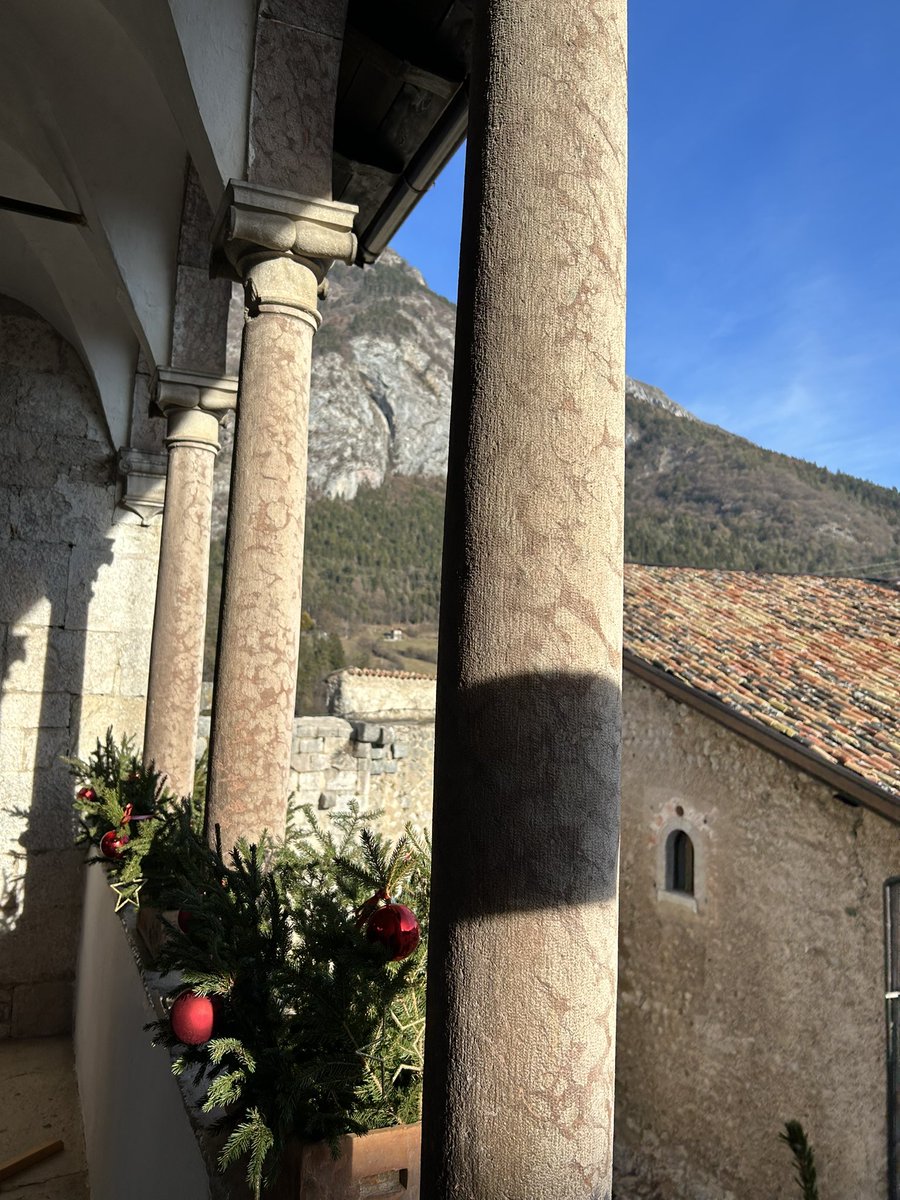 ProntoAlDecoll's tweet photo. Il Castello di Stenico (TN) - è costruito su uno sperone di roccia che domina le Prealpi Giudicarie. 
Il nucleo più antico risale al 1200, ma ci sono tracce preistoriche. Infine gli edifici del primo cortile vennero costruiti dagli Austriaci nel ‘800

#stenico https://t.co/hWtkvsiXaY