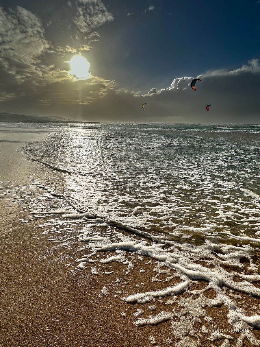 7_Bays_Photo's tweet photo. Another view of the kite surfers having a blast in the waves of Constantine Bay yesterday #constantinebay #7bays #kitesurfing #cornwall #kernow #stmerryn @StormHourMedia @StormHour @Cornwalloncam @iwalkc @Cornwall_Coast @CornwallLive @BBCSpotlight @bbcweather https://t.co/JXRDNFk4vQ