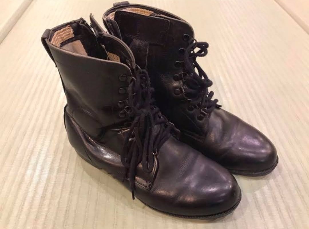 CP歴代警備靴

1・60年代～77年頃
編上靴タイプ

2・77年?～79年頃?
両方に薄踝パットが導入される

3・80年～90?・2000年代
薄踝パットの他にサイドジッパーが導入される

4・現在
薄踝パット・サイドジッパー
厚底ソールが導入される
また、踝パットが無いのも使ってるらしい 