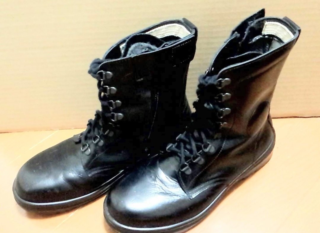 CP歴代警備靴

1・60年代～77年頃
編上靴タイプ

2・77年?～79年頃?
両方に薄踝パットが導入される

3・80年～90?・2000年代
薄踝パットの他にサイドジッパーが導入される

4・現在
薄踝パット・サイドジッパー
厚底ソールが導入される
また、踝パットが無いのも使ってるらしい 