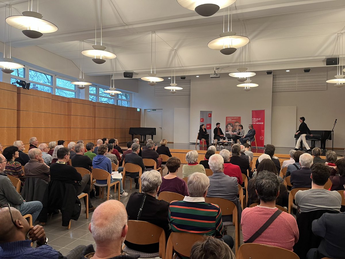 Fullhouse am traditionellen Dreikönigsapéro der <a href="/spmuttenz/">SP Muttenz</a> mit Regierungsratspräsidentin @ka_schweizer, Regierungsratskandidat <a href="/ThNoack/">Thomas Noack</a> und Nationalrat <a href="/FabianMolinaNR/">Fabian Molina ✊🌹🌍</a>. 
Für uns ist klar: Wir wollen Fortschritt fürs Baselbiet! 🌹🌹🌹