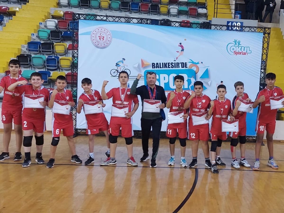 İhsan Erturgut Ortaokulu Balıkesir'de düzenlenen Voleybol Yıldız Erkekler Bölge Şampiyonasında Bölge şampiyonu olarak Uşak'ta düzenlenecek olan Türkiye Yarı Finallerine katılma hakkı elde etti. <a href="/tcmeb/">Millî Eğitim Bakanlığı</a> <a href="/mrtdkc45/">Murat DİKİCİ🇹🇷</a> <a href="/KapankayaSelami/">SelamiKapankaya</a>