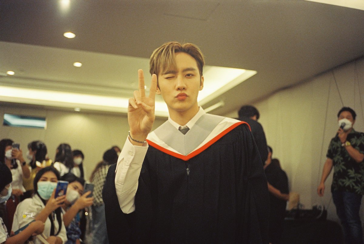 doubleminee's tweet photo. 🎞️
                    
                     🎓👨‍🎓🐱

       • #MSIWAT ; @Mmarksiwat      
           
         ♡︎  #filmbydoublemine ☺︎︎☻︎

             { #Siwatgraduation } https://t.co/aFexg3Yt3j