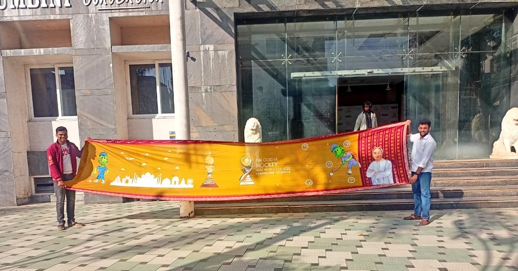 Sevak_Sandip's tweet photo. ପୁରୀ ଜିଲ୍ଲାର ଚିତ୍ରଶିଳ୍ପୀ ଦିବ୍ୟଜ୍ୟୋତି ମାର୍ଥା ନିଜସ୍ଵ କଳାକୃତି ମାଧ୍ୟମରେ ହକି ବିଶ୍ଵକପ 2023 କୁ ସ୍ବାଗତ କରିବା ଅତ୍ୟନ୍ତ ପ୍ରଶଂସନୀୟ।ଏହି କଳାକୃତି ମୁଖ୍ୟମନ୍ତ୍ରୀଙ୍କ ନିକଟରେ ପହଁଚିଲେ ବହୁତ୍ ଭଲ ହୁଅନ୍ତା
@PradeepJenaIAS 
#HockeyWorldCup2023 https://t.co/7owm8tiFVV