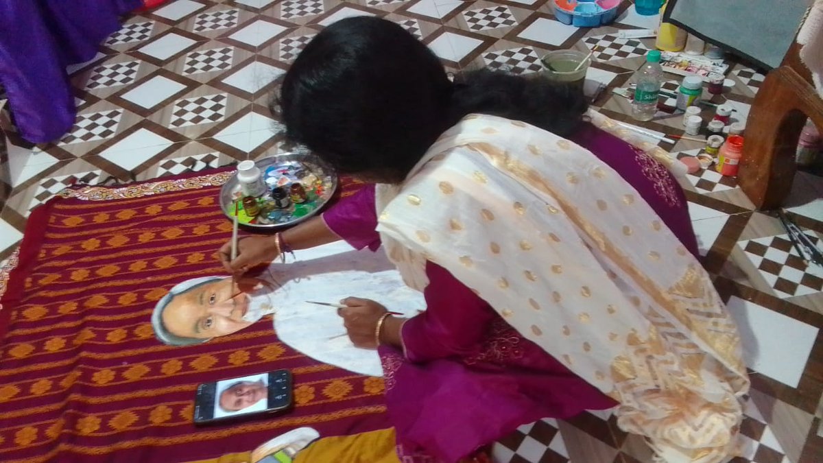 Sevak_Sandip's tweet photo. ପୁରୀ ଜିଲ୍ଲାର ଚିତ୍ରଶିଳ୍ପୀ ଦିବ୍ୟଜ୍ୟୋତି ମାର୍ଥା ନିଜସ୍ଵ କଳାକୃତି ମାଧ୍ୟମରେ ହକି ବିଶ୍ଵକପ 2023 କୁ ସ୍ବାଗତ କରିବା ଅତ୍ୟନ୍ତ ପ୍ରଶଂସନୀୟ।ଏହି କଳାକୃତି ମୁଖ୍ୟମନ୍ତ୍ରୀଙ୍କ ନିକଟରେ ପହଁଚିଲେ ବହୁତ୍ ଭଲ ହୁଅନ୍ତା
@PradeepJenaIAS 
#HockeyWorldCup2023 https://t.co/7owm8tiFVV