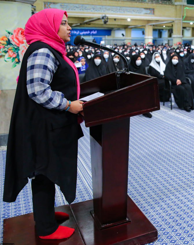 mansurehhossai2's tweet photo. «پریچهر جنتی» که بدون چادر و با روسری رنگی در حضور خامنه‌ای صحبت کرد، اینستاگرامش نشان میدهد پشت این «پوشش رنگی» با سیاست‌های فرهنگی نظام در خانه‌نشین کردن زنان، حجاب اجباری٬ فرزندآوری، تقبیح فمنیست‌ها و… با نظام هم‌نظر است.
📎مقاله‌ام درباره این دیدار: 
 https://t.co/8WHpGdZTso https://t.co/3FSGgvQliR