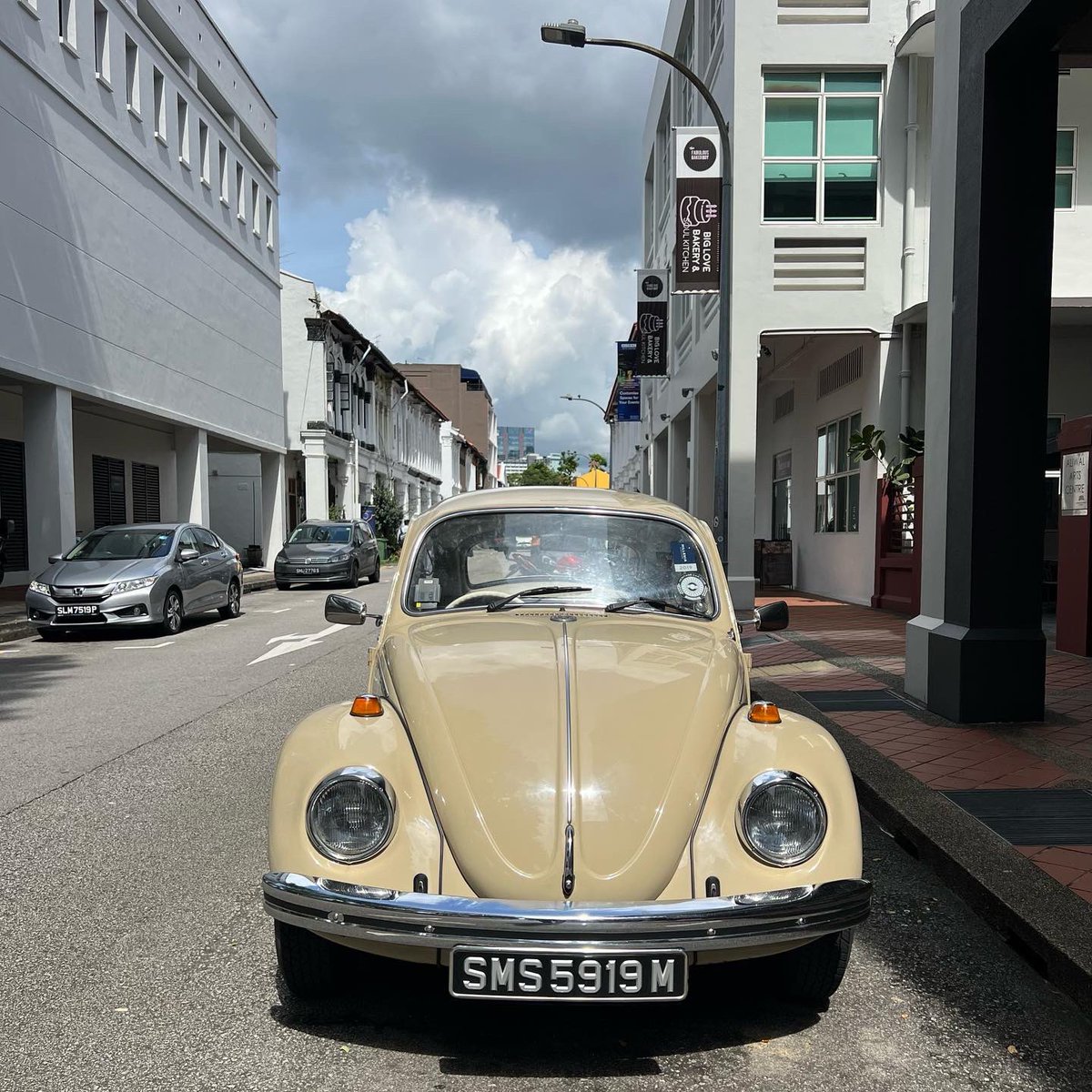 #throwback 🇸🇬
𝗩𝗢𝗟𝗞𝗦𝗪𝗔𝗚𝗘𝗡 '𝗕𝗘𝗘𝗧𝗟𝗘' 𝟭𝟯𝟬𝟬 𝗟
.
.
#visitsingapore #singapore🇸🇬 #Volkswagen #Beetle1300L #traveler #travelgram #travelphotography #travelvlogger #singapore #visitsingapore #asiatravel #amazingasia #wanderlust #welltravelled #beautifuldestinations