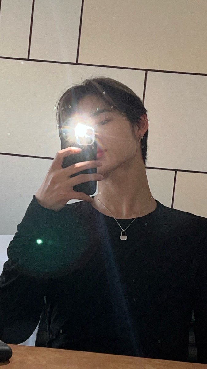 lhsqrt's tweet image. mirror selca 📸

#ENSD #ENHYPENselcaday #ENHYPEN_NI_KI #NI_KI 
@ENHYPEN_members