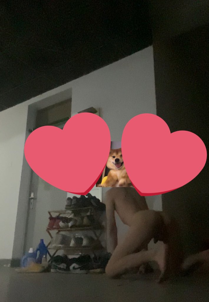 跪在体育生宿舍门口闻臭鞋