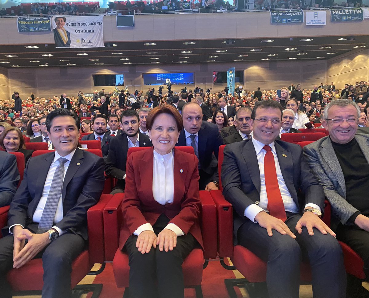 ismailsaymaz's tweet photo. İyi Parti İstanbul İl Kongresi’ndeyiz. 
İyi Parti lideri Meral Akşener, İBB Başkanı Ekrem İmamoğlu, İyi Parti eski İl Başkanı Buğra Kavuncu ve CHP Grup Başkanvekili Engin Altay salona birlikte girdiler. 
Yüzler gülüyor. https://t.co/EQqvPRosJU