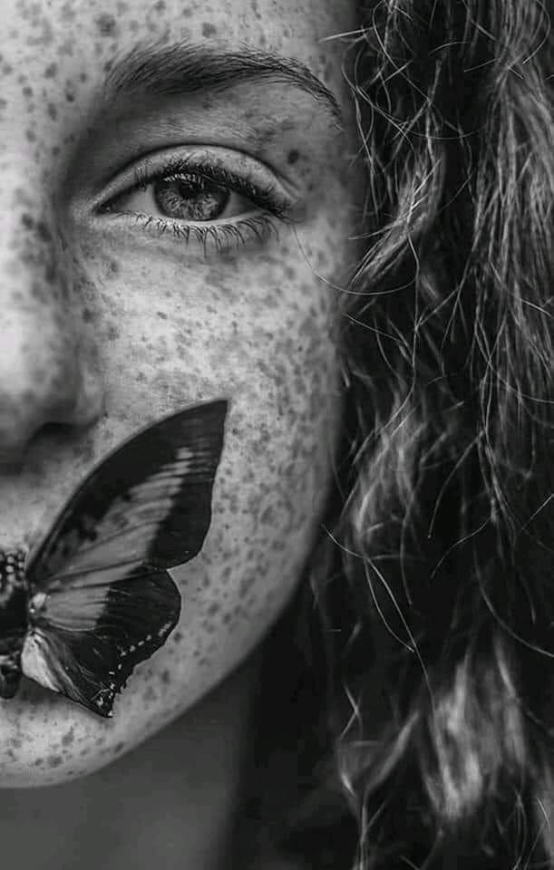 وأسيرُ وحدي في الطريقِ كأنني
طِفلٌ تشرّدَ في الحياةِ سنينا

ليسَ الضياعُ بأن أسيرَ بمُفردي
حينًا أرى حُزني، وأضحكُ حِينَا

فلطالما أخفيتُ نبضَ مواجعي
وطويتُها كي لا أعيشَ حزينا 

إن الضياعَ بأن أذوبَ صبابةً
من أجلِ قلبٍ لا يذوبُ حنينَا