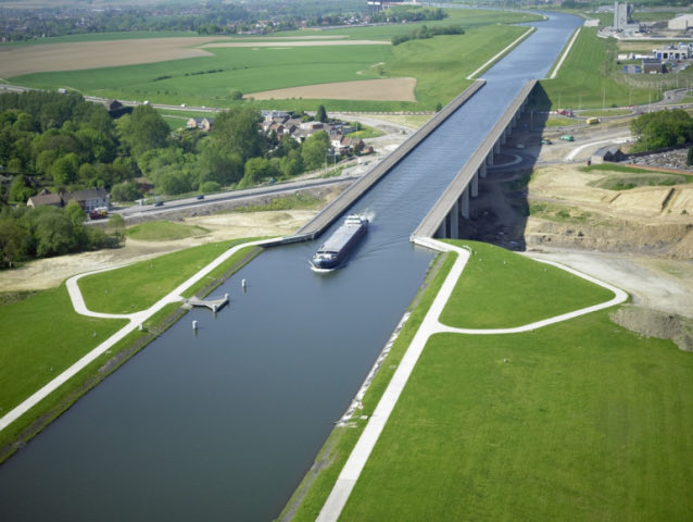 FabNeirinckx's tweet photo. @culturaltutor Belgium : Pont Canal Strepy-Bracquegnies.  Crossing a valley over nearly 500 meters and at a height varying between 12 and 20 meters by a waterway 33 meters in useful width and 4.15 meters in draft involves an imposing, even overwhelming work. https://t.co/TMSk9puzj0