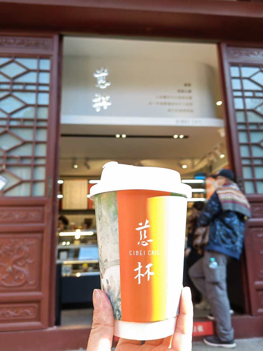 wu_lingxia's tweet photo. 周末暖洋洋的，让人错觉已是春天。来灵隐寺祈福的人真多呀，请到十八子手串，还喝了永福寺的“慈杯”。期盼新的一年，我们都健康喜乐。#灵隐寺 https://t.co/tN8tk9GlEI