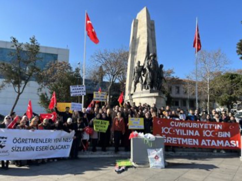AydnYce8's tweet photo. Öğretmenler yeni nesil sizlerin eseri olacaktır. Mücadeleniz daim, azminiz bol olsun.
#YüzBinÖğretmenBeşiktaşta https://t.co/cnqQ6FWsjj
