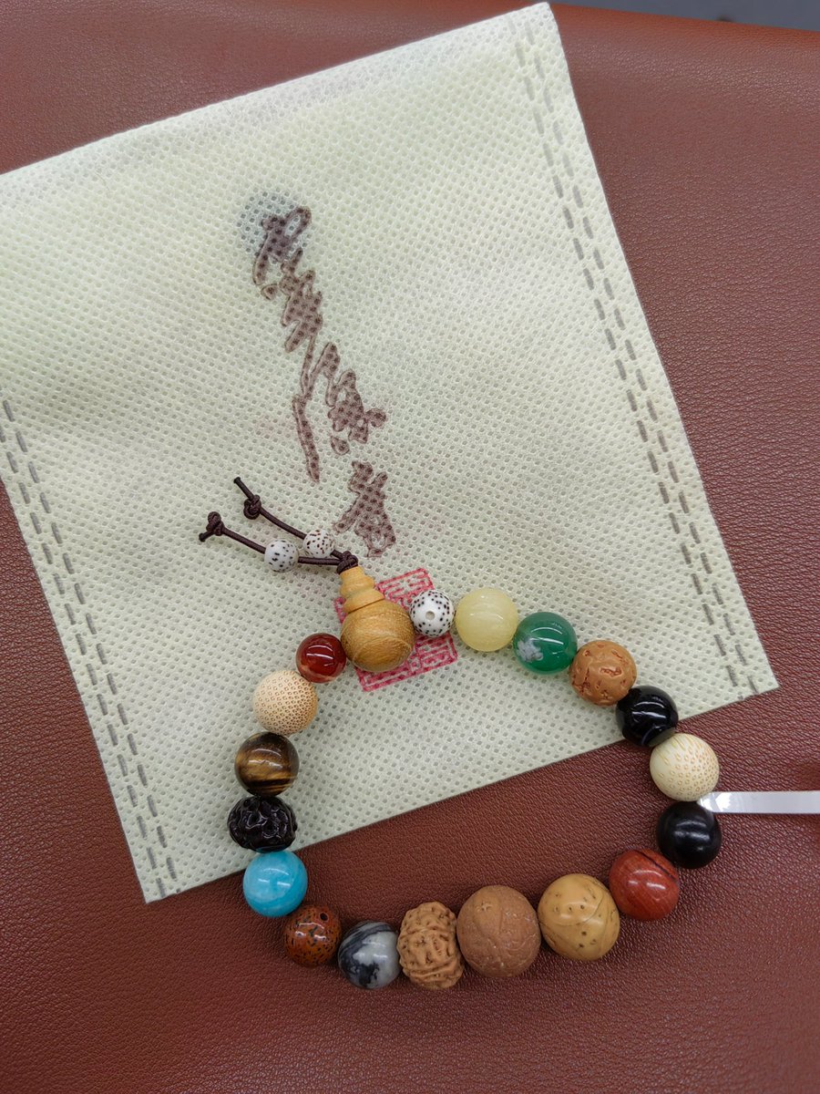 wu_lingxia's tweet photo. 周末暖洋洋的，让人错觉已是春天。来灵隐寺祈福的人真多呀，请到十八子手串，还喝了永福寺的“慈杯”。期盼新的一年，我们都健康喜乐。#灵隐寺 https://t.co/tN8tk9GlEI