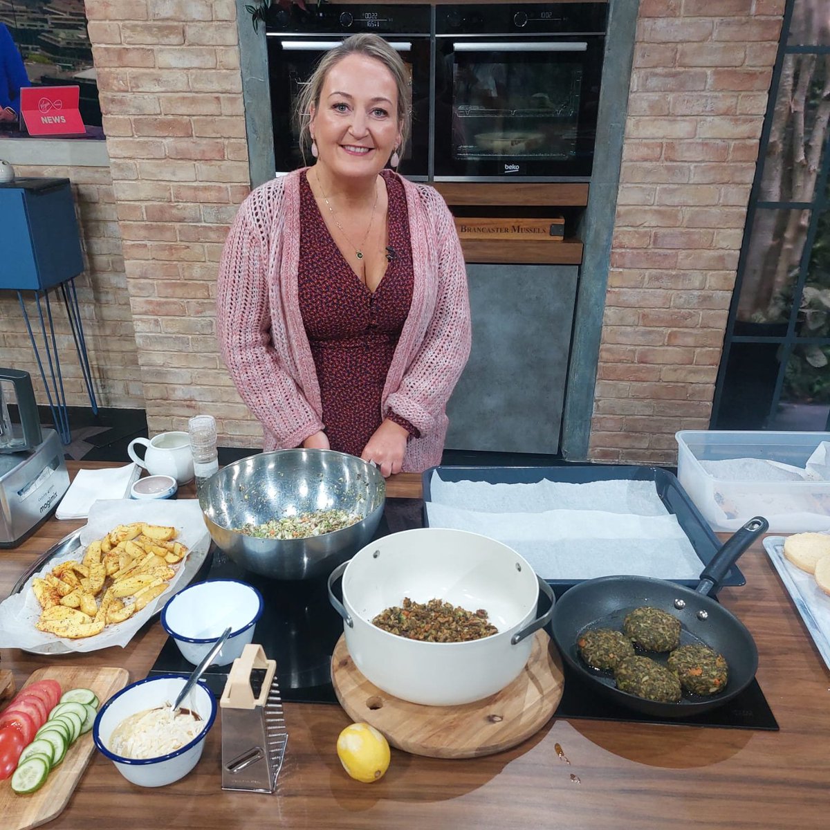 🥦 VEGGIE BURGERS! 🍔

Lizzy Lyons from Lizzy's Little Kitchen is here with a plant burger so good it'll even fool your dad!

Full Recipe: virginmediatelevision.ie/shows/irelanda…

#IrelandAM