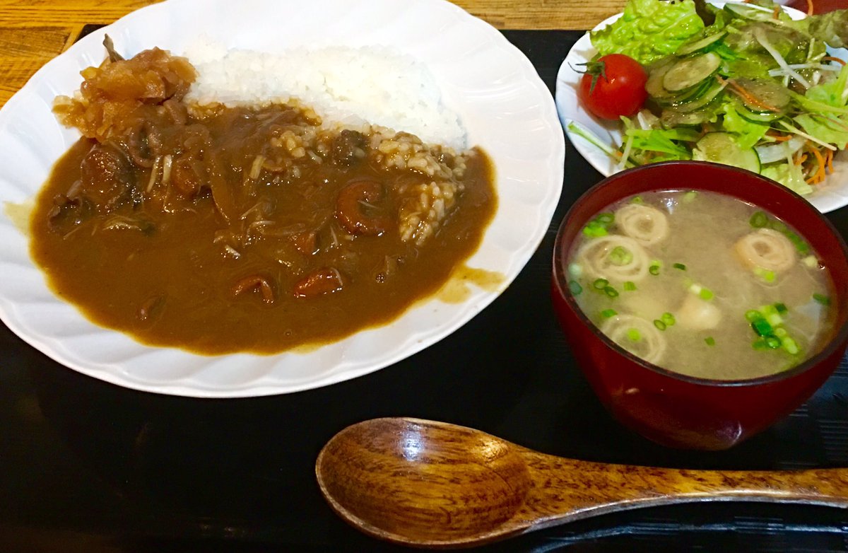 SLsanTEAM1023's tweet photo. 久しぶりのしちりんさんだから、いっぱい食べちゃうでしょうよおおん！
シーフードカレーとビワミンソーダです〜😋美味しい〜😋 https://t.co/3iRUQwU8E8