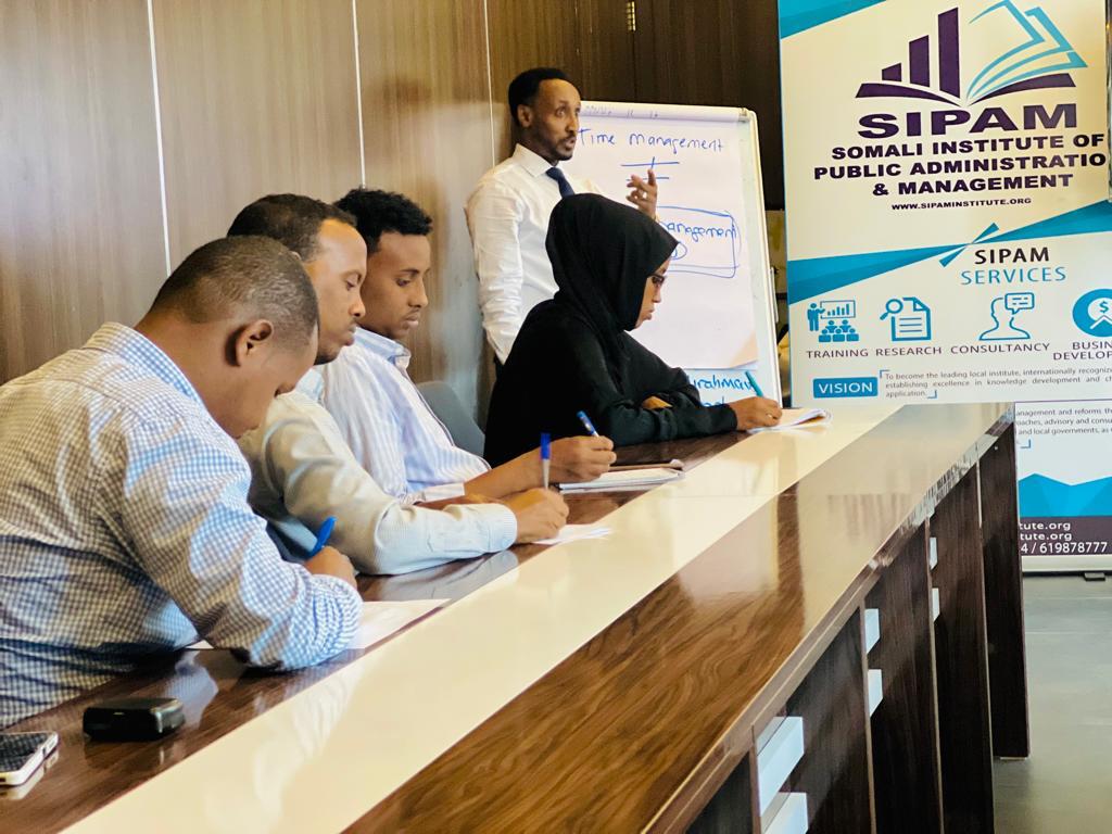 SIPAMinstitute's tweet photo. @SIPAMinstitute held time management training. @SPACLD &amp; @Somalitradeshow hosted the training. Trainees were CEOs, managers, businesspeople &amp; civil servants. Steps, techniques &amp; tools to set, achieve and evaluate productivity was presented, followed by a lively Q &amp; A.@AbdiMGutale https://t.co/Tga6O647QG