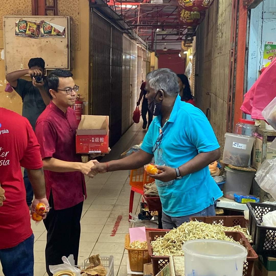 cheanchung's tweet photo. We joined the crowd and collectively handed out some mandarin oranges to most of the market goers and traders.
Thank you for always welcoming us with open hands ๐
#PasarBesarJalanOthman
#DunBukitGasing
#PetalingJaya
#HarapanPetalingJaya
#PJLestari https://t.co/EWaq1ubAkX