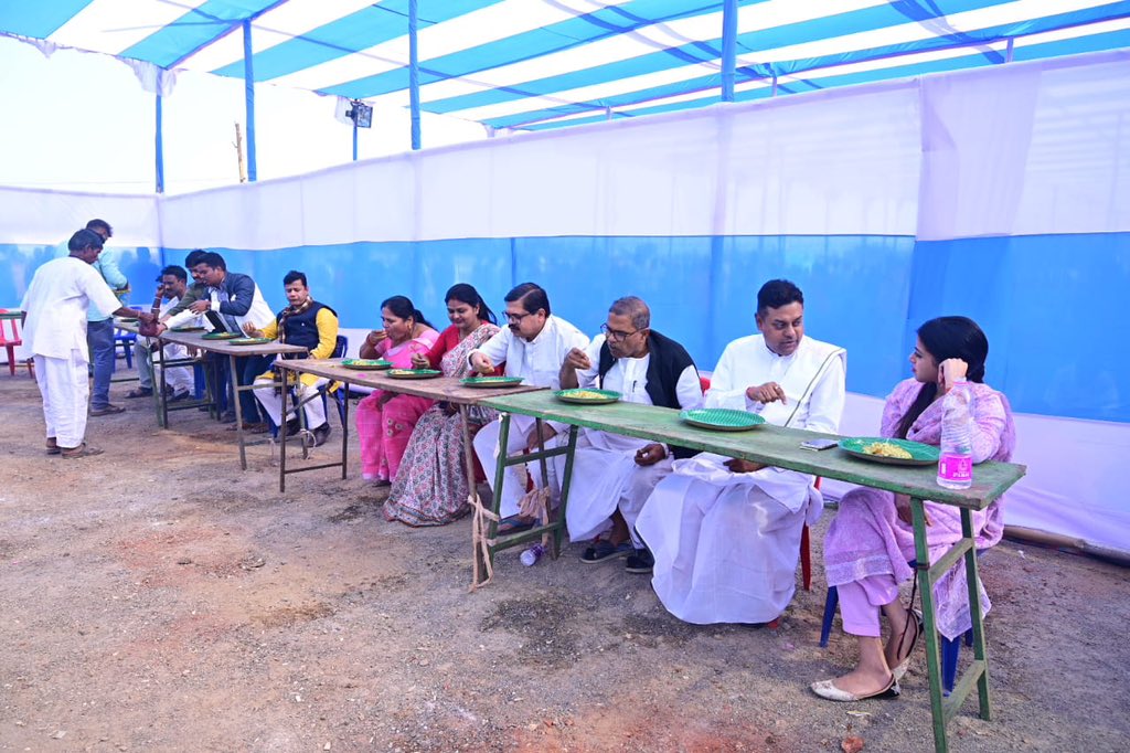 sambitswaraj's tweet photo. ପରମ ପୂଜ୍ୟ ଶ୍ରୀ ଶ୍ରୀ ଠାକୁର ଅନୁକୂଳଚନ୍ଦ୍ରଙ୍କର ପୁଣ୍ୟ ଉତ୍କଳ ଆଗମନୀ ସ୍ମୃତି ଶତବର୍ଷ ପୂର୍ତ୍ତି ଓ ୧୦୧ ତମ ଶୁଭାଗମନ ମହୋତ୍ସବରେ ଯୋଗ ଦେଇ ଭକ୍ତ ମାନଙ୍କ ସହ ଆନନ୍ଦ ମଠ ଠାରେ ପ୍ରସାଦ ସେବନ କଲି l https://t.co/uvbYLH6n8W