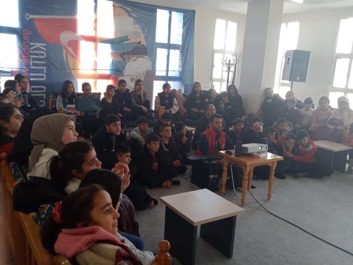 Sarikamis sehitlerimiz konulu belgeseli askale genclik merkezimizde minik yureklerle beraber izledik.
Sarikamis sehitlerimizi saygi, minnet ve rahmetle aniyoruz..