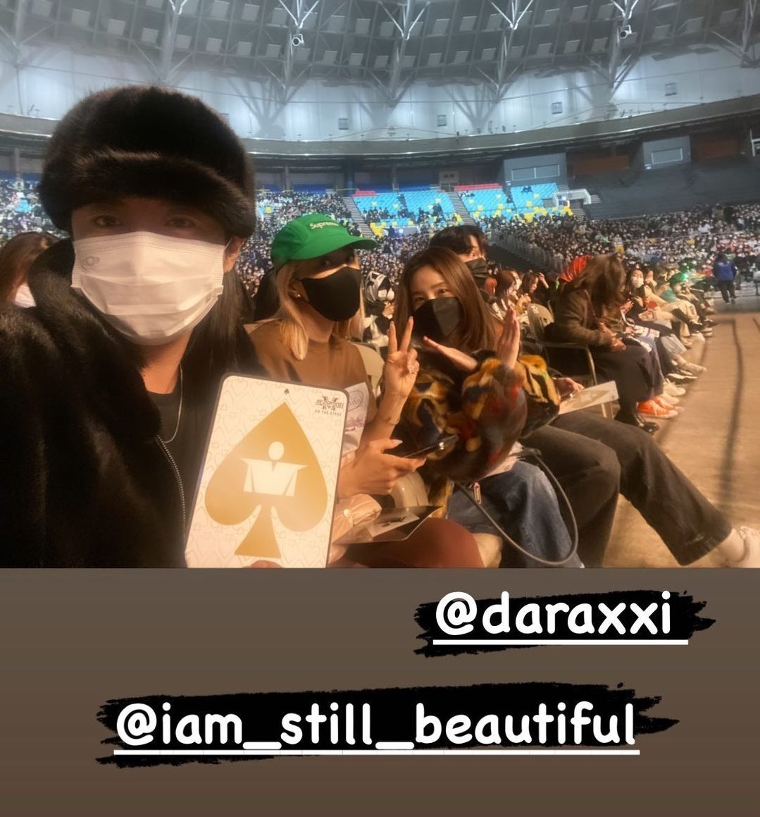 ALEXAsaki's tweet image. JIYONG AND SANDARA AT THE STREET MAN FIGHTER CONCERT?????!!!!!!!!!!!! @krungy21 @IBGDRGN