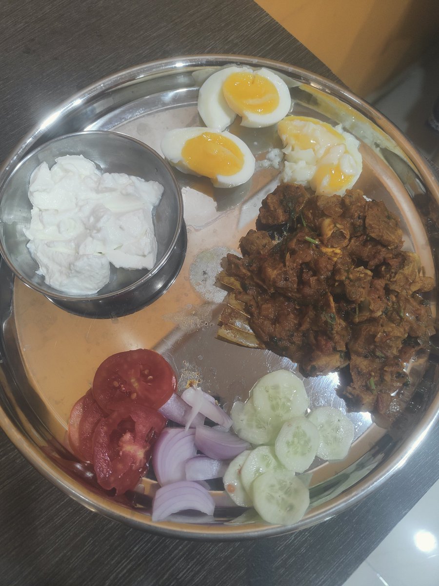 Dr_of_Lifestyle's tweet image. या "कोलेस्टे्रोल" खायला. 😜🙈

Sunday Lunch.

🍗 150gm मटण
🍗 2 half boiled eggs
🍗 सॅलड आणि hung curd (दह्यातलं पाणी ड्रेन केलं)

चपाती/भाकरी मी खात नाही (आणि त्याची गरज ही नाही ) त्यामुळे हे कशाने खायचं विचारू नका.! 🙏🏼

#golowcarb
#cholesterol_is_good
#sundaymeal