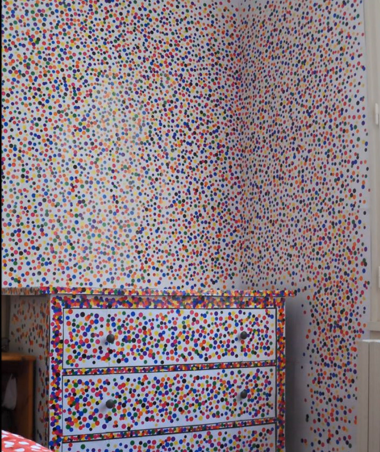 Fadhlaoui2's tweet photo. Bonjour , puisqu'elle est dans l'actualité , on continue avec #kusama #pois 1 @jaspert 2 l'oeuvre #insitu la chambre d'une de mes anciennes élèves de 3ème ( Colantuono) #projet 2016. https://t.co/49x0EYjXXQ