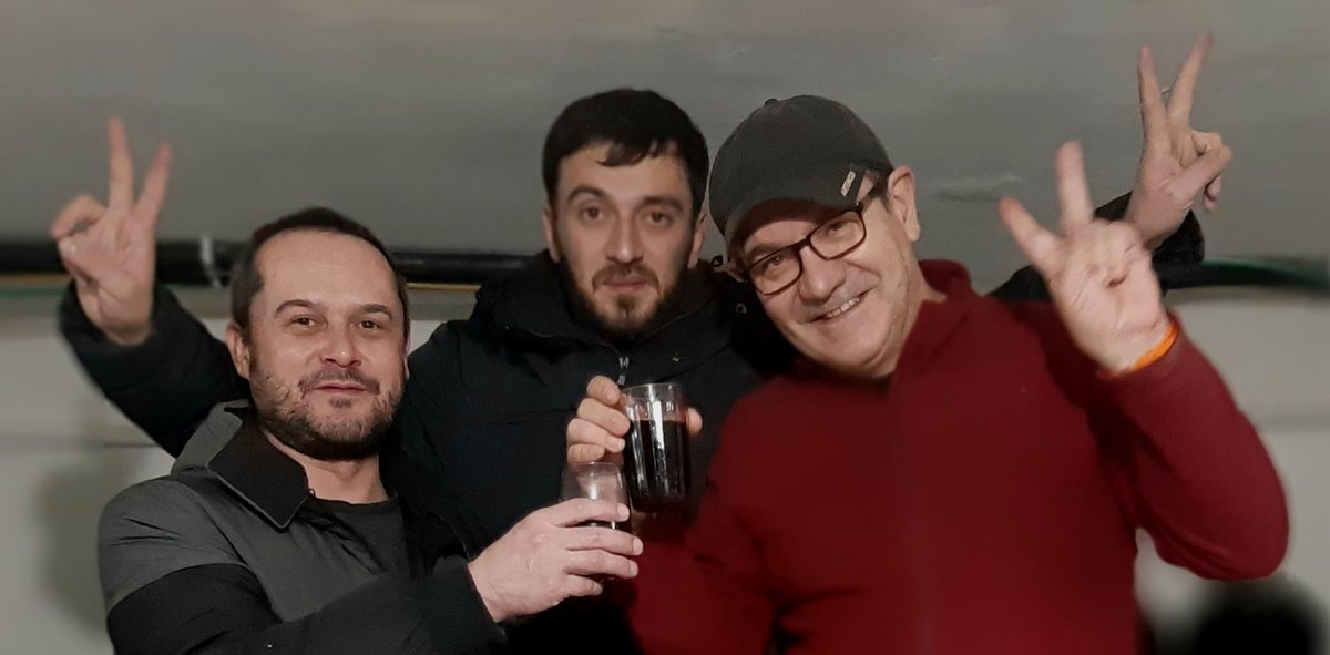 HotelInsonmia's tweet photo. Se llaman #Maksim, #Dmitriy y #Rustam, y los conocí poco después de llegar a un hotel de #Khujand2023, cuando al salir les pregunté dónde podía beber una cerveza y ellos en lugar de eso me invitaron a ir a una bodega donde guardaban el vino que ellos producían.
#Tayikistán2023 https://t.co/HxE53a2KFC