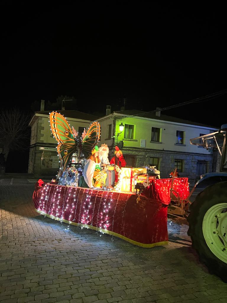 asocZERYNTHIA's tweet photo. 🧵Hay cabalgatas de reyes... y luego está la #CabalgataDeReyes de #Peguerinos #Ávila, con la #Graellsia #Actias_isabelae como protagonista de la noche! 🦋🤩 Un municipio realmente orgulloso de esta #mariposa nocturna. Abrimos hilo: https://t.co/PYNJ1zTjxt