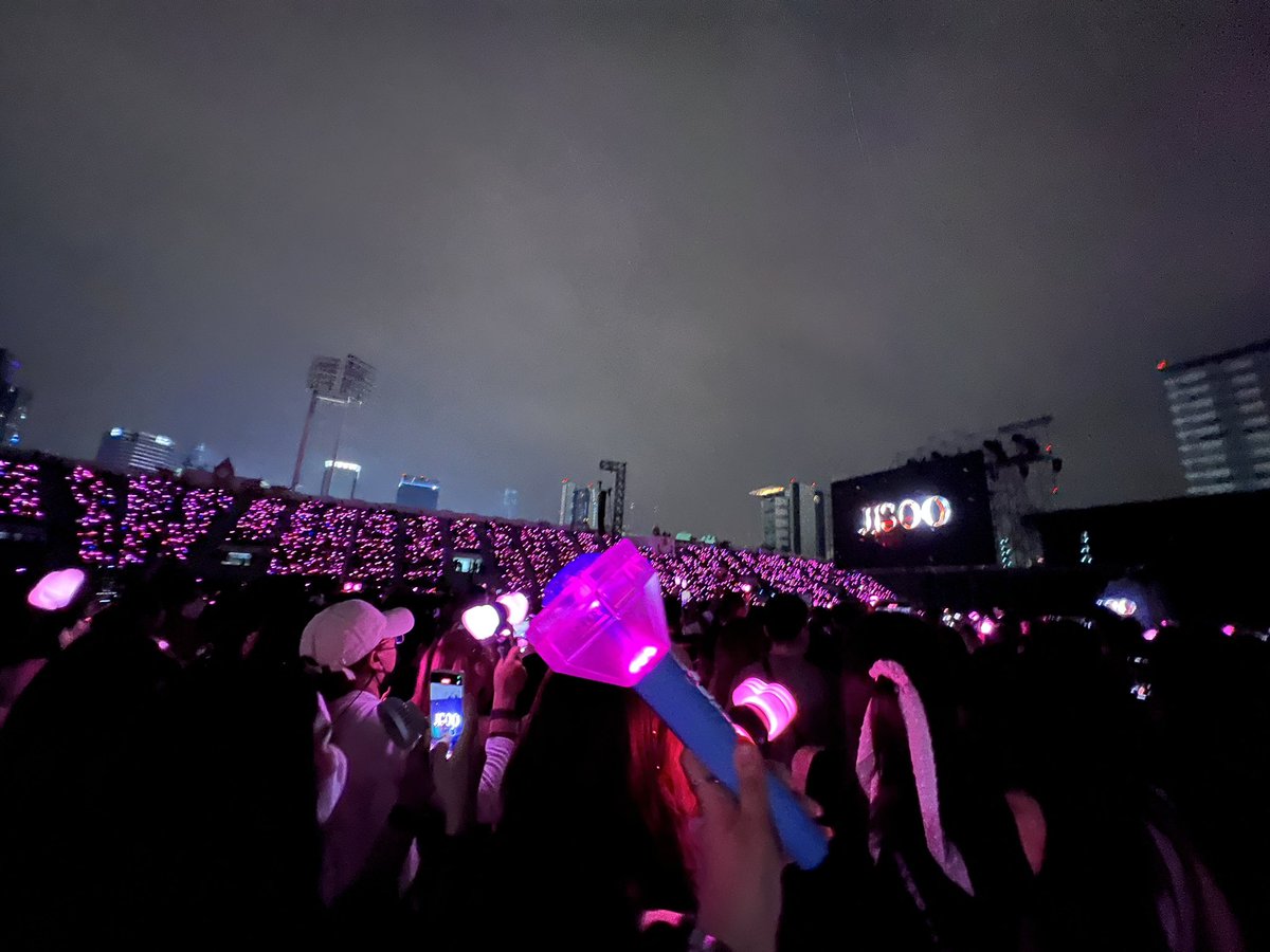 meowulf_'s tweet photo. look how natural im in the middle of pink ocean 😩🥹 my teublink heart 🥺🤍

#BLACKPINK_WORLDTOUR  #BlackpinkinBangkok #SaveTeulight #protectteulight https://t.co/yqnAYql0Xz