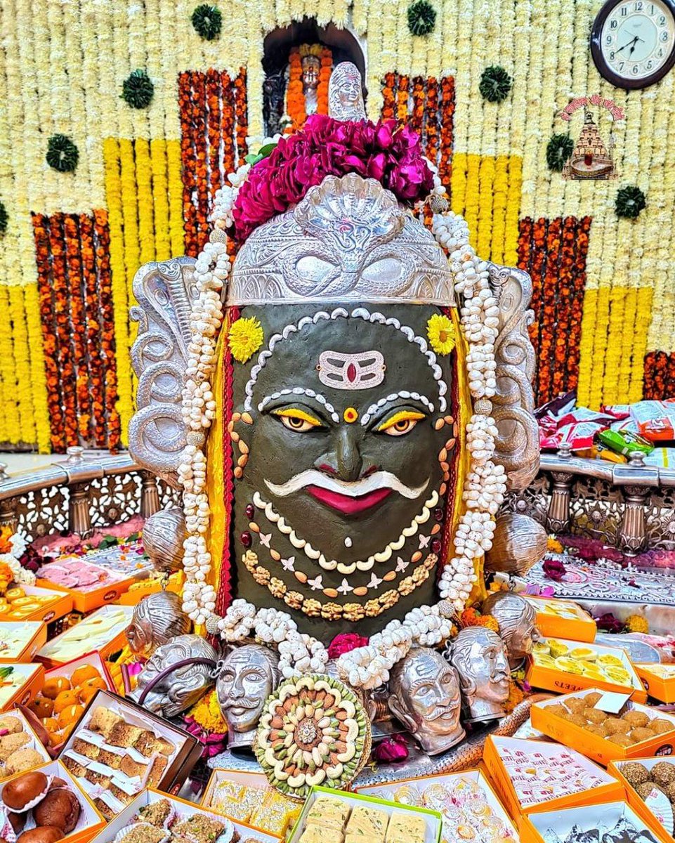 12Jyotirling's tweet photo. श्री महाकालेश्वर ज्योतिर्लिंग का आज का संध्या आरती शृंगार दर्शन 08.01.2023 https://t.co/8D9zkBEsda