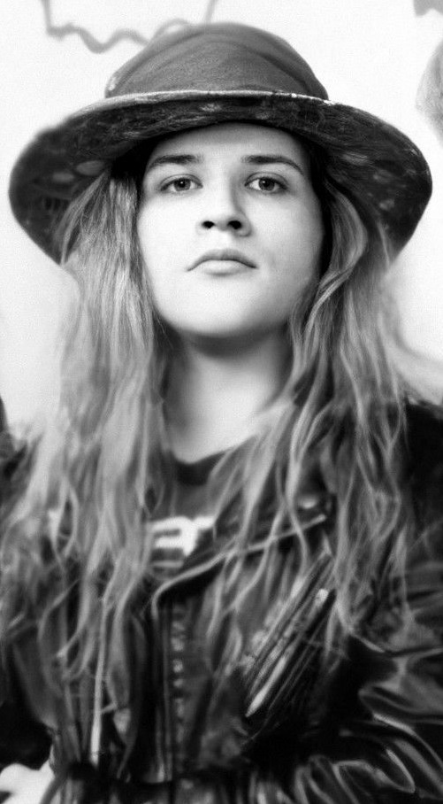 TheGrungeScene's tweet photo. Happy Birthday Andrew Wood! https://t.co/xHSNhdOfoH