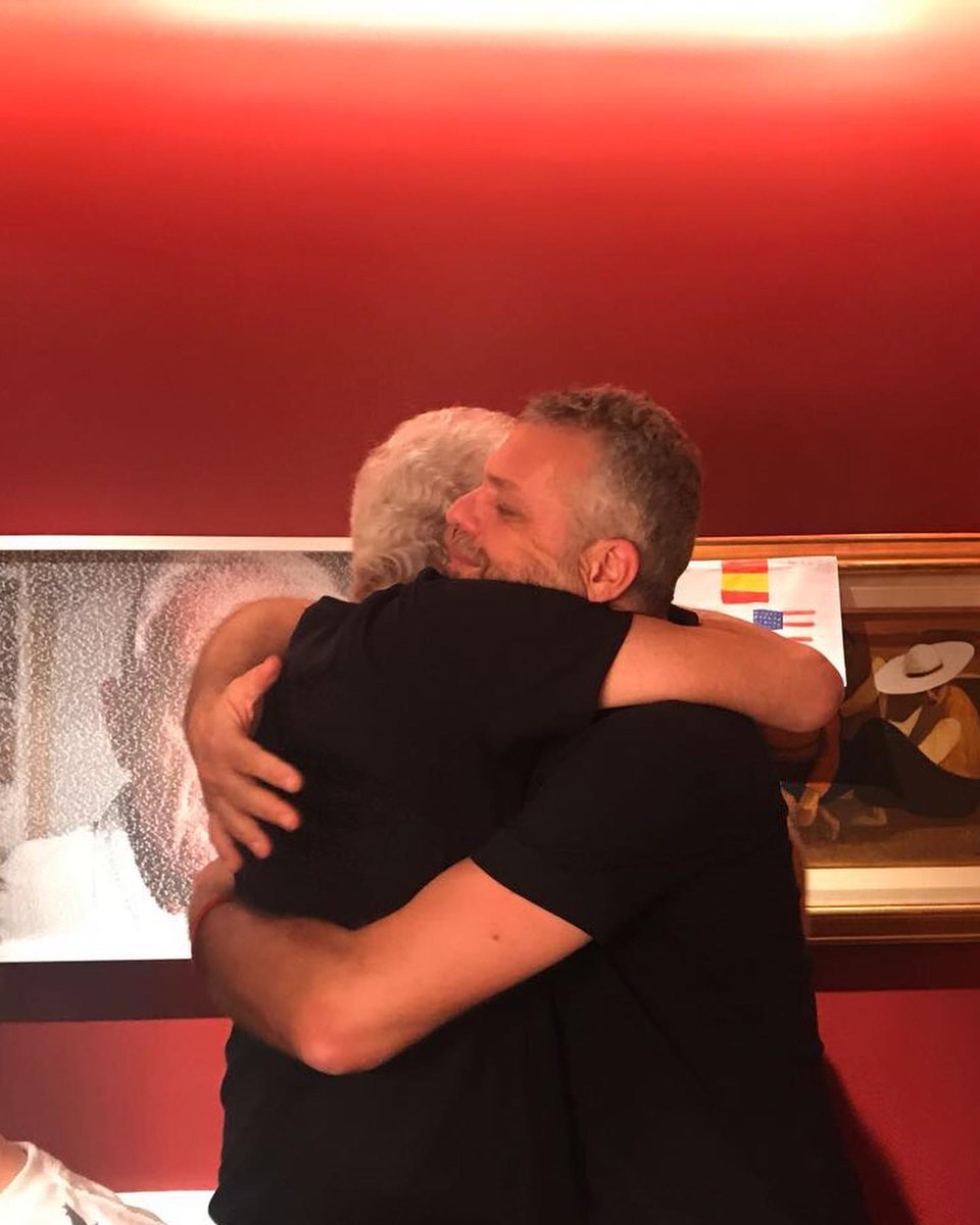 AndyStalman's tweet photo. Un teléfono es útil. Un abrazo es valioso
El dinero es útil. La amistad, la familia, la generosidad y la bondad son valiosas Paradójicamente lo útil tiene un precio y lo valioso es gratis
Aún así, muchas veces, en esta era cotiza más lo útil que lo valioso

¿Cambiamos?

#8abrazos https://t.co/GB5bNE7kc4