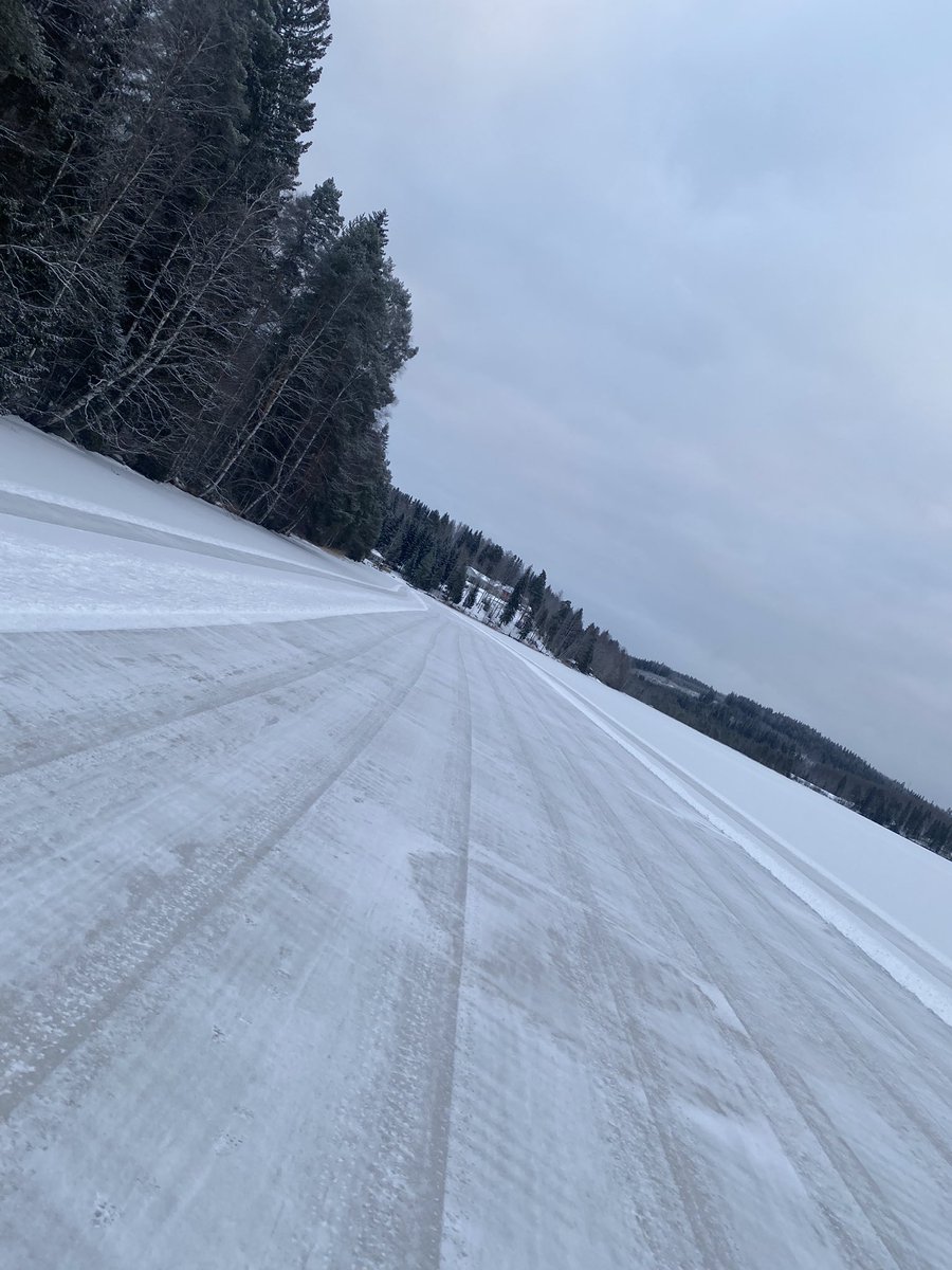 Nyt olis Vesankajärvelle aurattu luistelu- ja kävelybaana ⛸ Matkaa Jyväskylästä Keuruun suuntaan n. 15 min. Reitti vie koulun rannasta Sikosaareen, jossa on laavu ja mahdollisuus makkaranpaistoon. Edestakainen matka n. 5 km 🤗 Lämmin suositus!