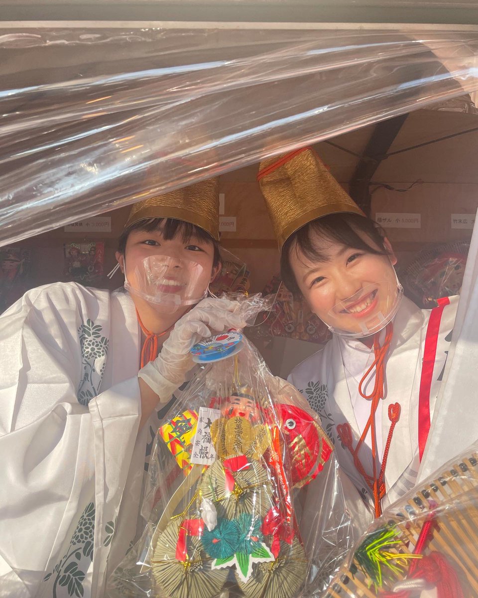 ajaranon's tweet photo. あけましておめでとうございます

　商売繁盛で笹持ってこい
　福笹 吉兆は八尾戎

変わらない風景と音と匂い
思い出は宝物

　今年もいっぱい
　楽しい思い出が作れますように

今年もよろしくお願いします https://t.co/nrMOrgUy2A