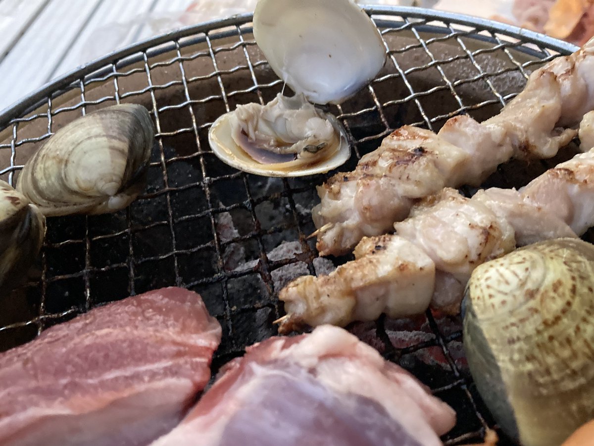GENCHI_YARD's tweet photo. 夜は色々焼く
やっぱり、うまいヤツ
#七輪 #しちりん #BBQ #はまぐり #焼き鳥 #浜焼き https://t.co/Vri8rvpYVg