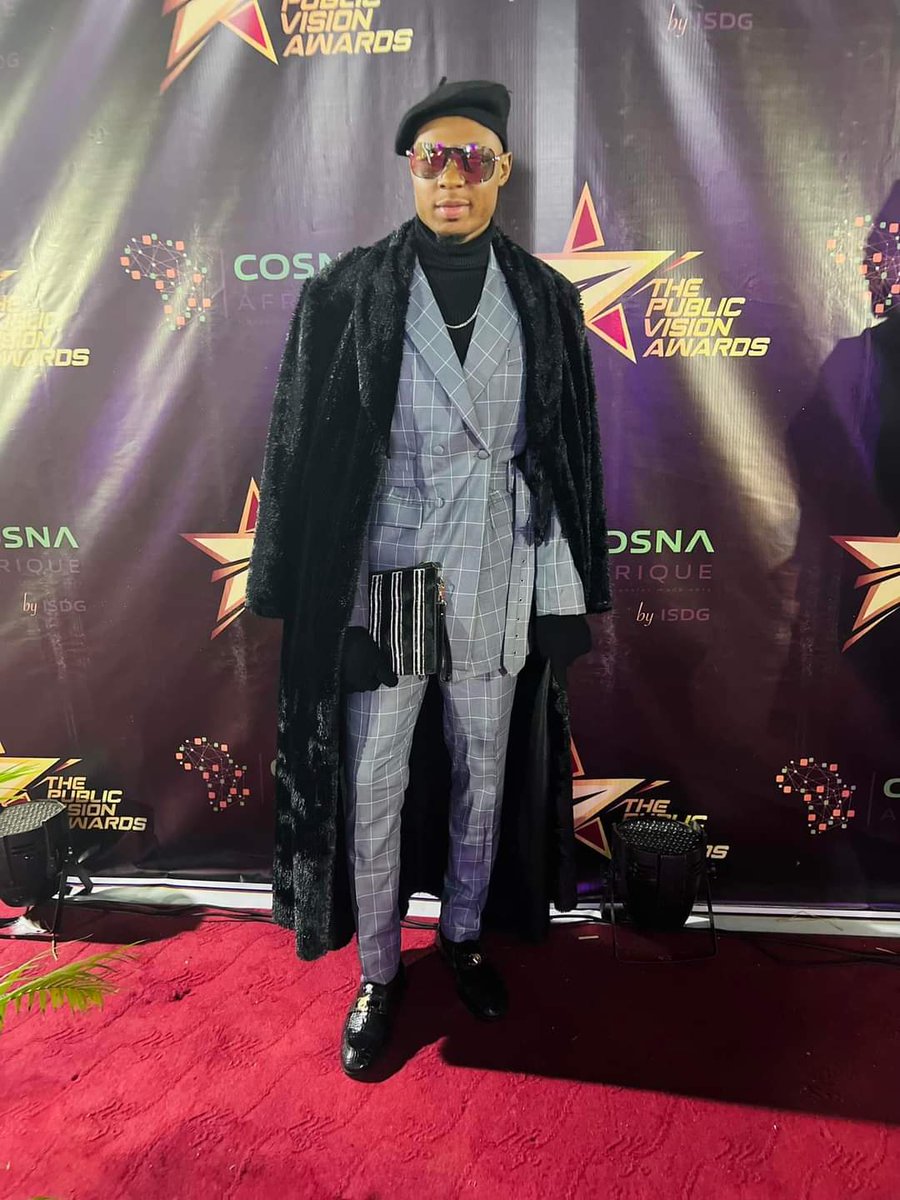 public_awards's tweet photo. Revivez en images la troisième édition du gala de récompenses The Public Vision Awards.

Entre photographe , journaliste et les fans place au tapis rouge 

miss ayoba @ClaudioNjalla Fernando joel Willy 
#ThePublicVisionAwards3 https://t.co/8DeV66t2xK