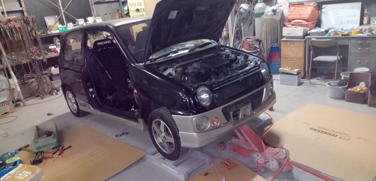 motobp1's tweet photo. 今日のお仕事。アルトワークスボロボロです。直しがいがあります。頑張ります。お疲れ様でした。#柏市　#自動車鈑金塗装 https://t.co/zBsFP19I53