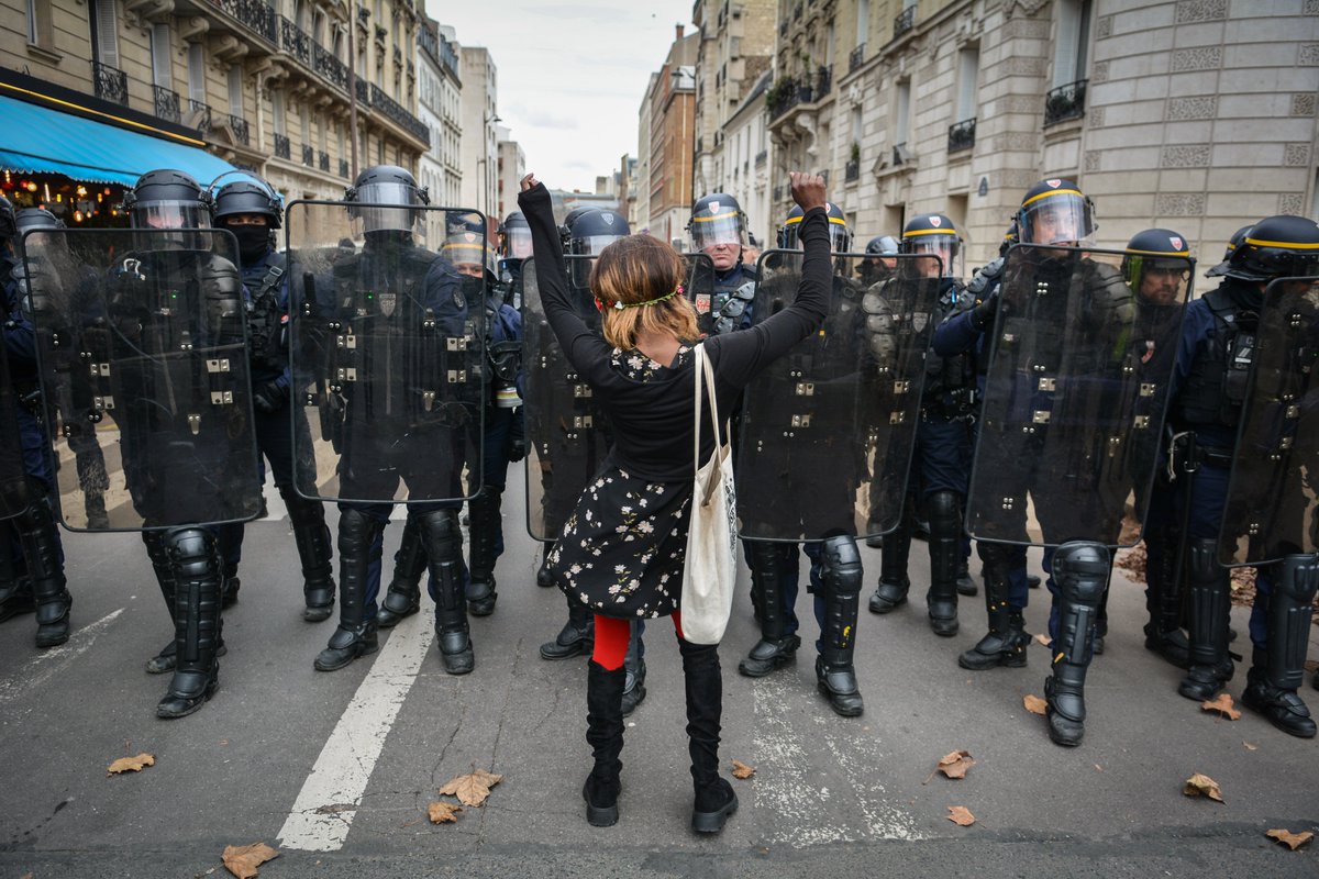 Fransa'da sarı yelekliler yeniden sokağa çıktı. Emeklilik reformu, enflasyon ve artan enerji maliyetlerine karşı Paris, Toulouse, Strasbourg ve Mulhouse'da eylem yaptılar. #GiletsJaunes #Yellowvests