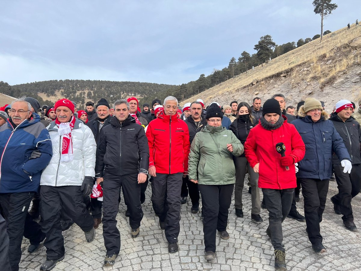 yunuskilic36's tweet photo. Şehitlerimizin izinde, Sarıkamış Yürüyüşümüz, Türkiye'nin her bölgesinden ve yurtdışından gelen binlerce Şehit Torununun katılımıyla gerçekleşti. Ruhları şad olsun. https://t.co/1kgu5zBqHI