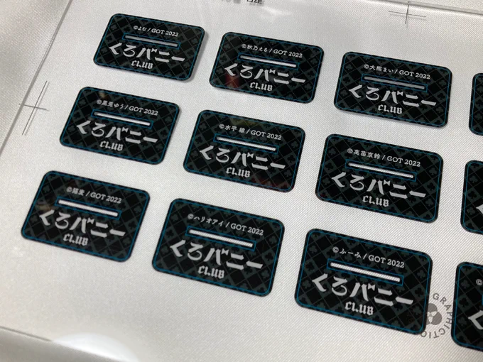 【1/10〆切】『くろバニーCLUB』受注生産グッズお部屋に気軽に飾れるアイテムアクリルスタンドの校正紹介⑧(終)六羽田トモエ()(敬称略)になりますまた台座デザインはコチラになります※青ラインの部分でカットされます販売店リンクは特設ページにて 