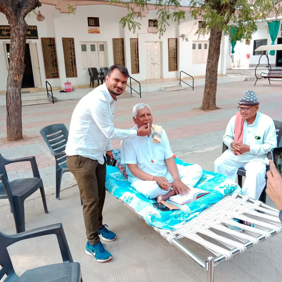 punitpa01642535's tweet photo. ગુજરાત રાજય ના ગૃહ પ્રધાન માનનીય હર્ષ સંઘવી જી નો જન્મ દિવસ ની ઉજવણી વૃદ્ધાશ્રમ ખાતે કરવામાં આવી .

@sanghaviharsh https://t.co/WbSBYcWIi1