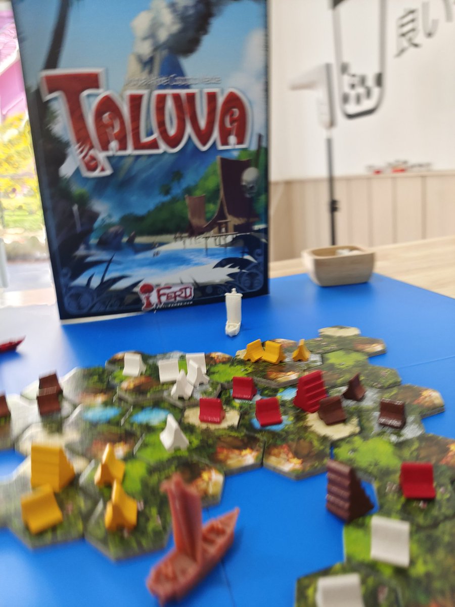 palengame's tweet photo. #taluva เกมที่เราจะต้องขยายหมู่บ้าน ขยายที่ดิน ( บางทีก็ไปทับที่ชาวบ้าน ) และหากอยากรอด ก็สร้างเจดีย์ อันนี้ ไม่มีใครทับได้ เกมเล่นง่าย หัวร้อนนิดๆ 

#รีวิวบอร์ดเกม #review #boardgame https://t.co/EpvGVc5chd