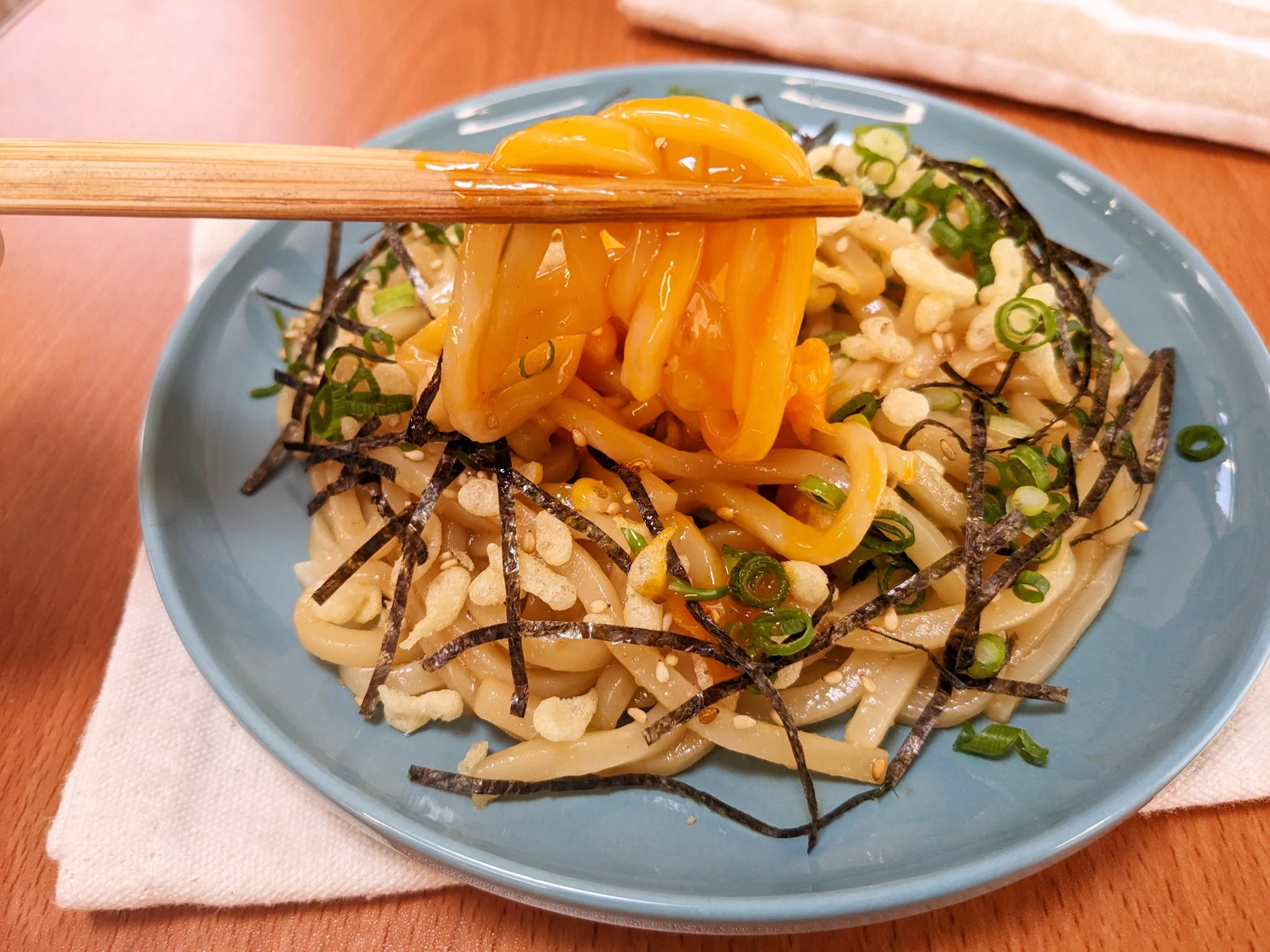 簡単なのに美味しい！やみつきになる「天かす油うどん」。