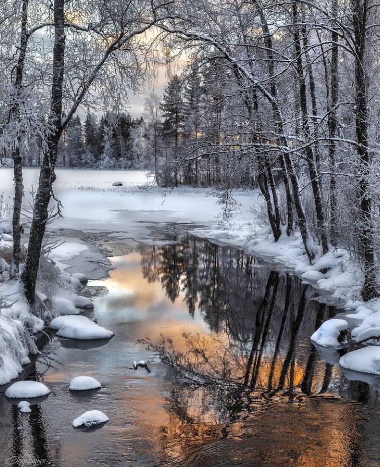 Savonlinna, Finland
📸: Timo Seppäläinen
#Finland 🇫🇮  #Savonlinna #NaturePhotography  #nature #snow #landscapephotography  #reflection #winter #sunset #visitfinland #traveling  #travelphotography